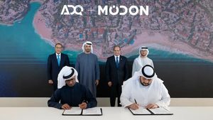 UAE president Sheikh Mohamed bin Zayed Al Nahyan and Egypt's president Abdel Fattah El-Sisi attend the signing ceremony of appointing Modon Holding as developer of Ras El Hekma