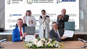 Riyadh Air CEO Tony Douglas (left) at the 2023 singing of an order with Boeing for 72 aircraft
